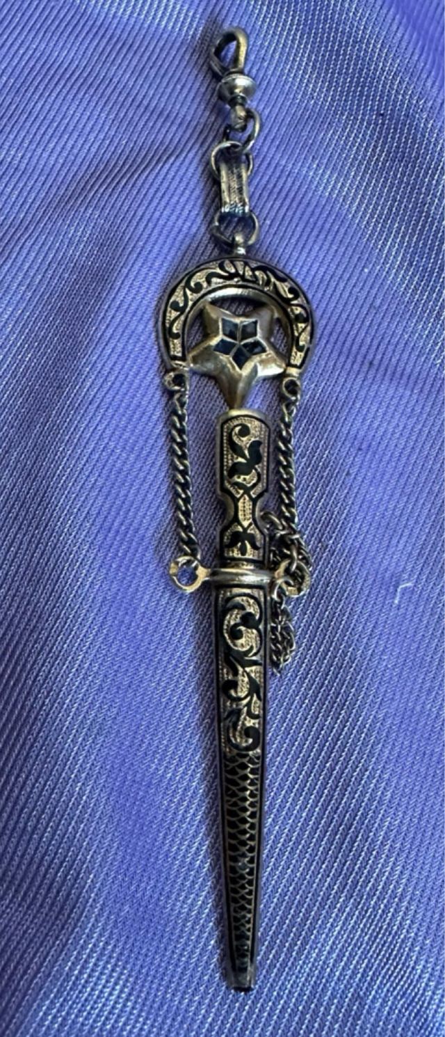 pieza antigua en plata dorada