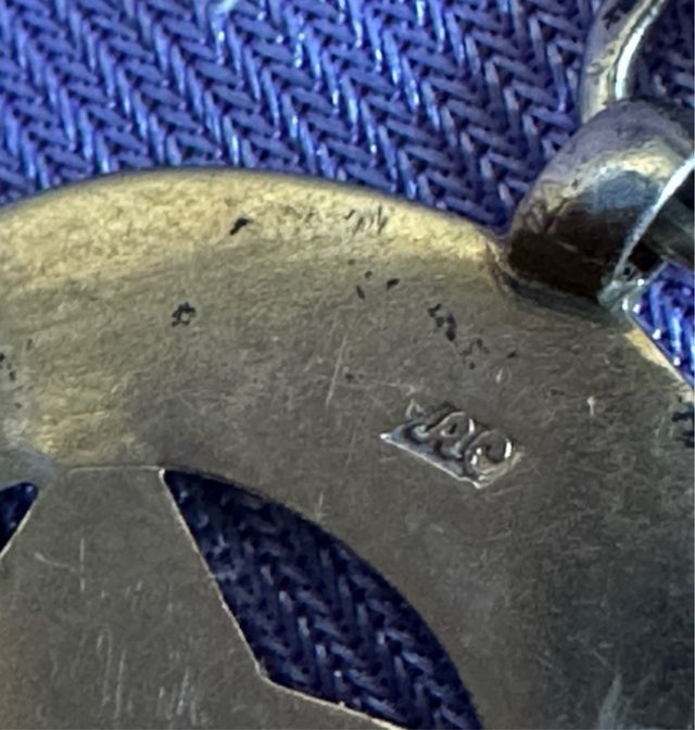 pieza antigua en plata dorada