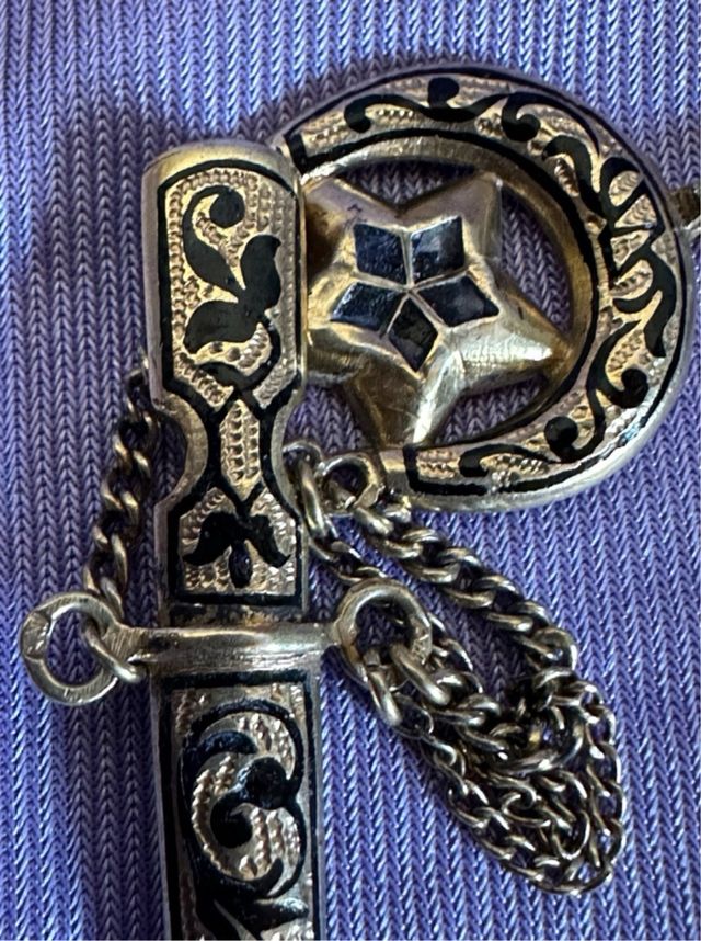 pieza antigua en plata dorada