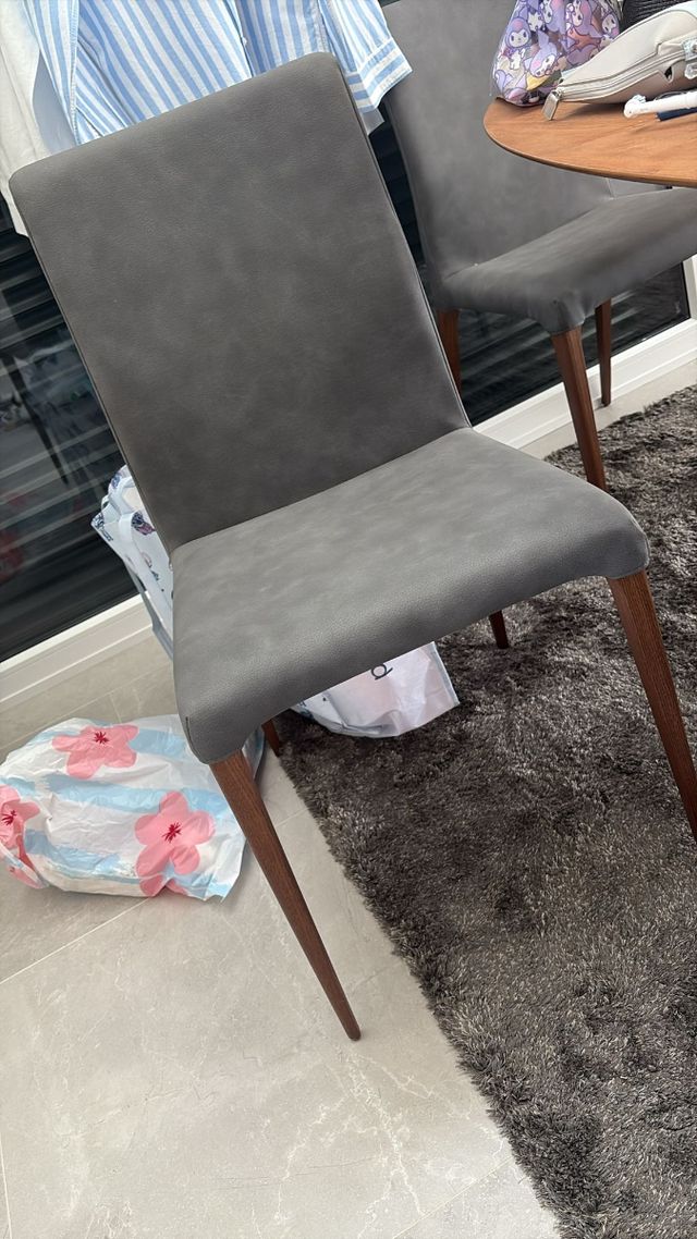 4 sillas grises de comedor