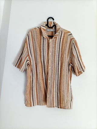 Camisa T-shirt Bershka listrada tecido rústico gro