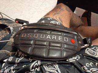 Riñonera Dsquared2 negra