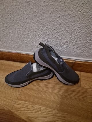 Zapatillas grises deportivas