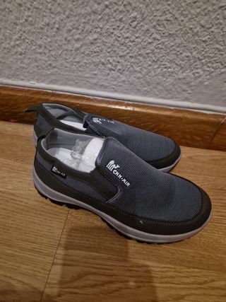 Zapatillas grises deportivas