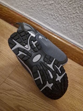 Zapatillas grises deportivas