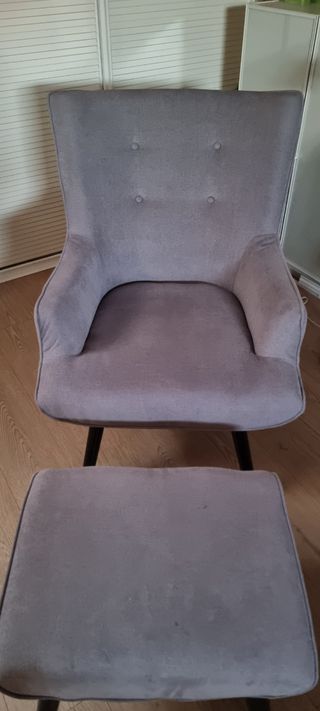 Sillón gris con reposapiés