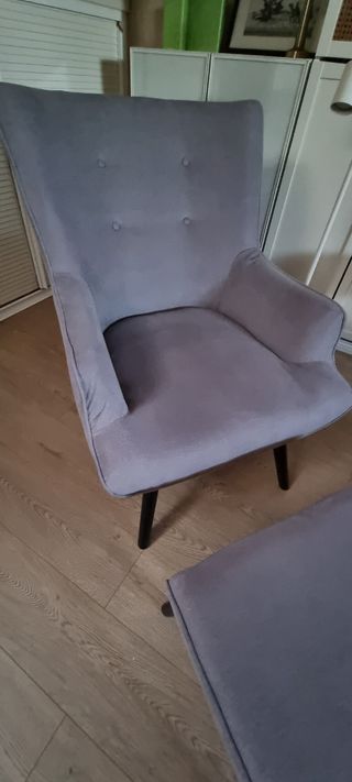 Sillón gris con reposapiés