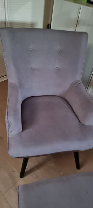 Sillón gris con reposapiés
