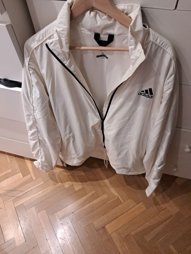 Chaqueta Adidas blanca como nueva.