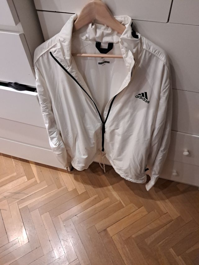 Chaqueta Adidas blanca como nueva.