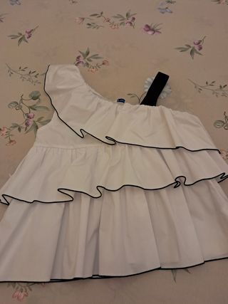 Top bimba Mayoral bianco. La taglia è 16A