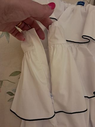 Top bimba Mayoral bianco. La taglia è 16A