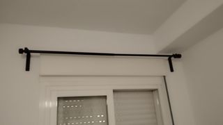 Barra cortina negra, con soportes y terminales