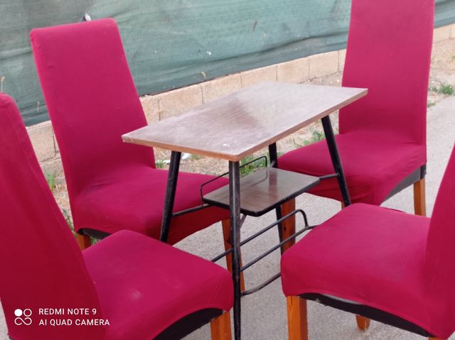 Tavolo con 4 sedie rosse