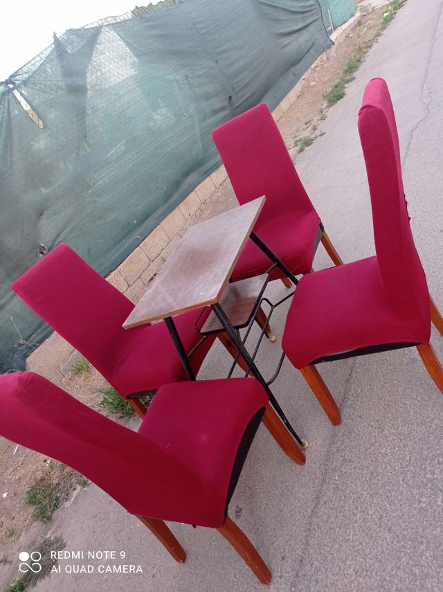 Tavolo con 4 sedie rosse
