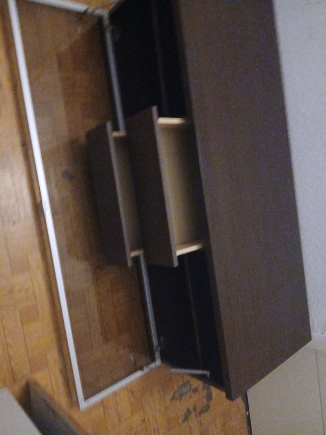 Mueble de madera marrón