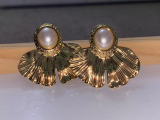 Pendientes dorados con perla 