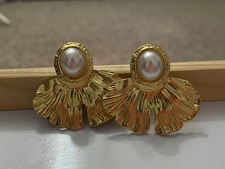 Pendientes dorados con perla 