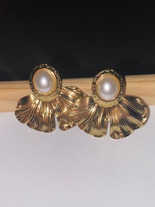 Pendientes dorados con perla 