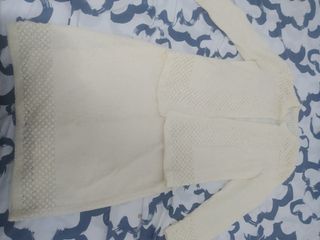 Falda y chaqueta tejidas a mano en beige claro