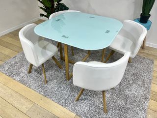 Mesa y 4 sillas comedor