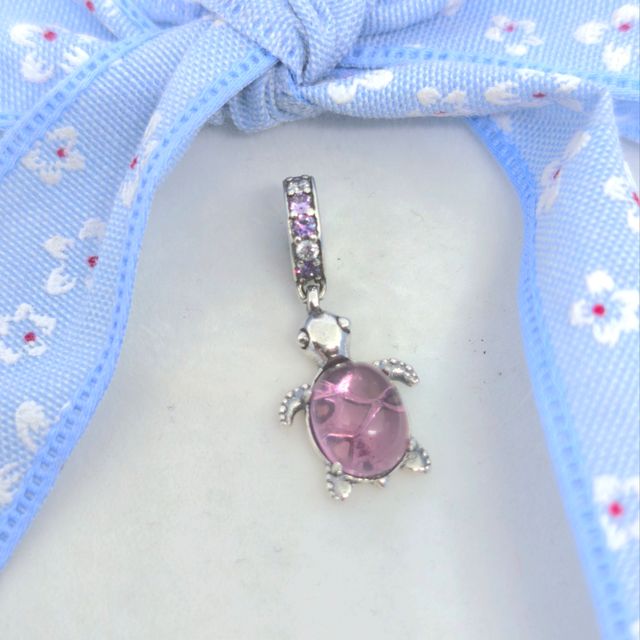 CHARM TORTUGA LILA