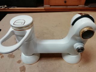 Grifo baño Grohe blanco y accesorios.