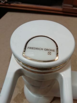 Grifo baño Grohe blanco y accesorios.