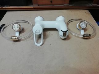 Grifo baño Grohe blanco y accesorios.