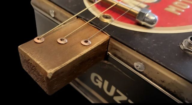 Chitarra Cigar Box Moto Guzzi