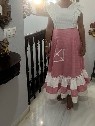 Traje rociero blanco y rojo