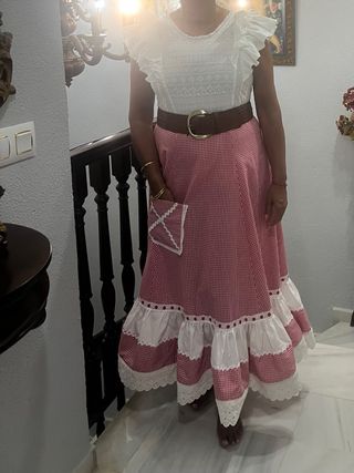 Traje rociero blanco y rojo