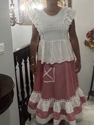 Traje rociero blanco y rojo