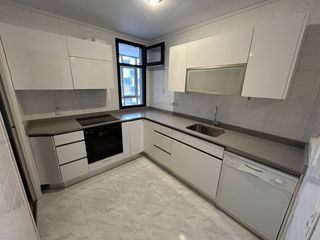 Cocina blanca completa - encimera gris