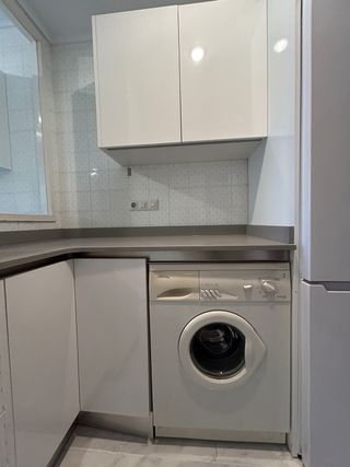 Cocina blanca completa - encimera gris