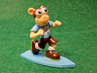 Figura promocional mono surfero de BIFRUTAS.