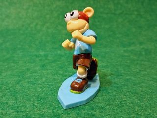 Figura promocional mono surfero de BIFRUTAS.
