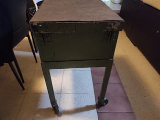 Mesa taller metálica con ruedas