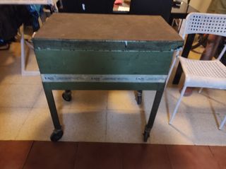 Mesa taller metálica con ruedas