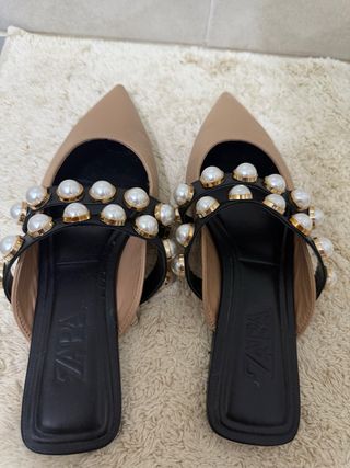 Zapatos Zara - mules beige con perlas