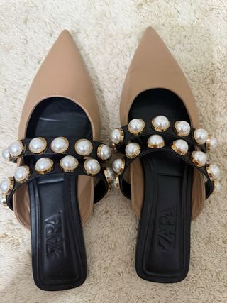 Zapatos Zara - mules beige con perlas
