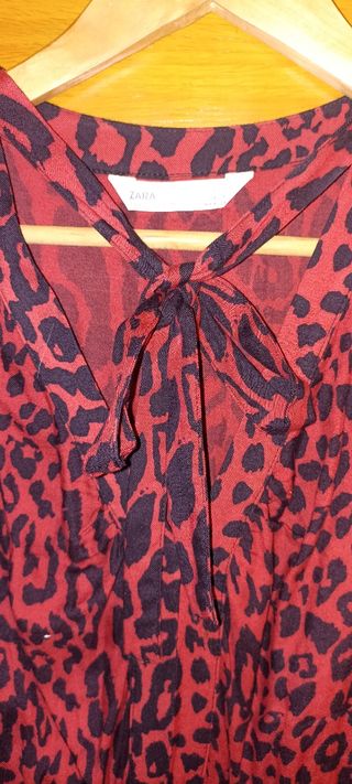 Vestido Zara rojo estampado leopardo talla S