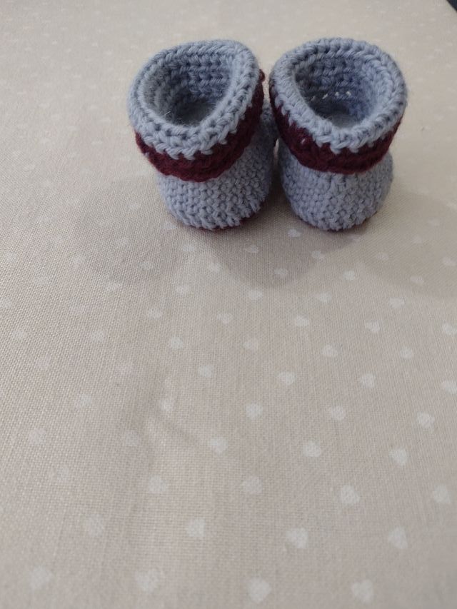 Scarpine e cappelneonato uncinetto grigio-bordeaux