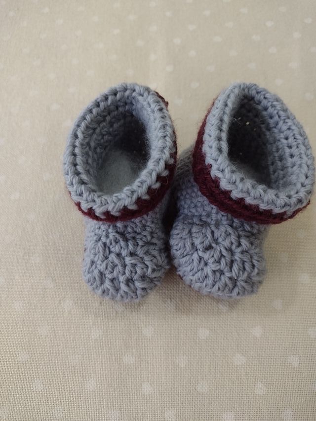 Scarpine e cappelneonato uncinetto grigio-bordeaux