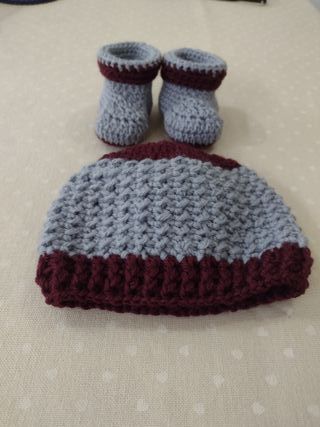 Scarpine e cappelneonato uncinetto grigio-bordeaux
