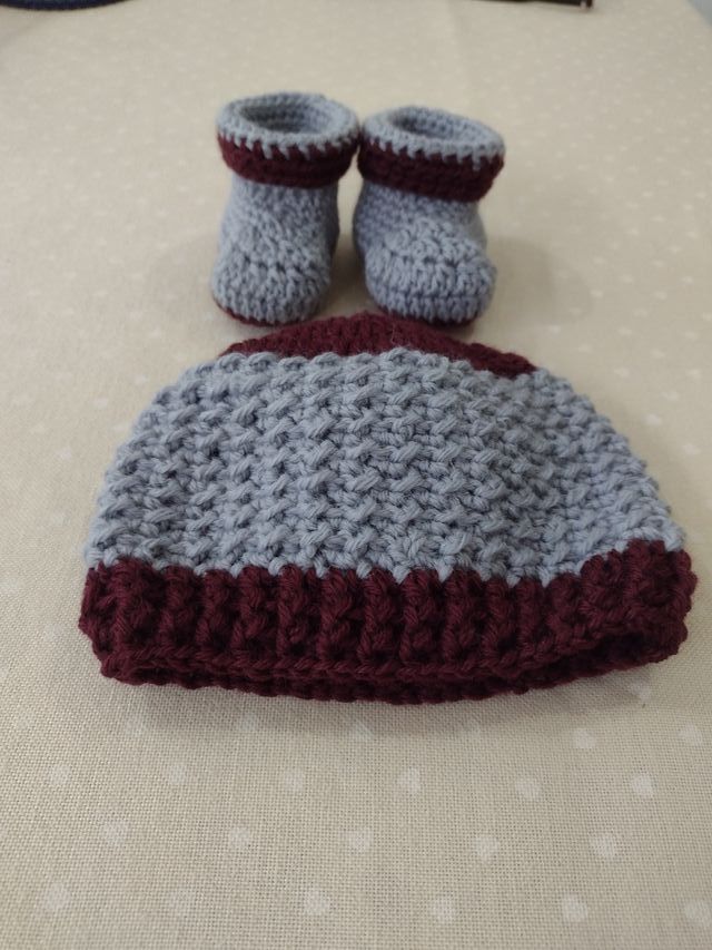 Scarpine e cappelneonato uncinetto grigio-bordeaux