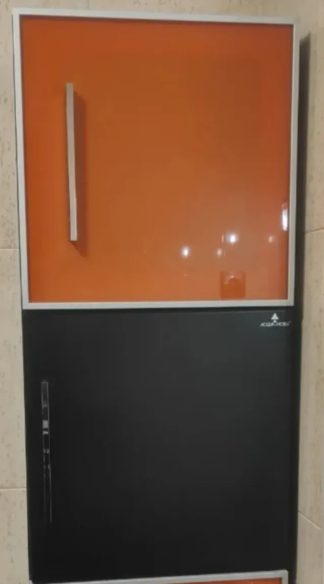 Mueble baño 2 puertas negro-naranja.