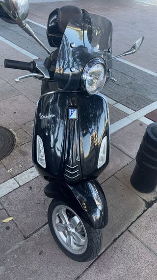 Vespa 125 Primavera negra 2017