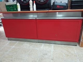 Mostrador rojo y plateado