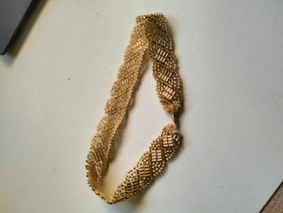 Gargantilla dorada abalorios